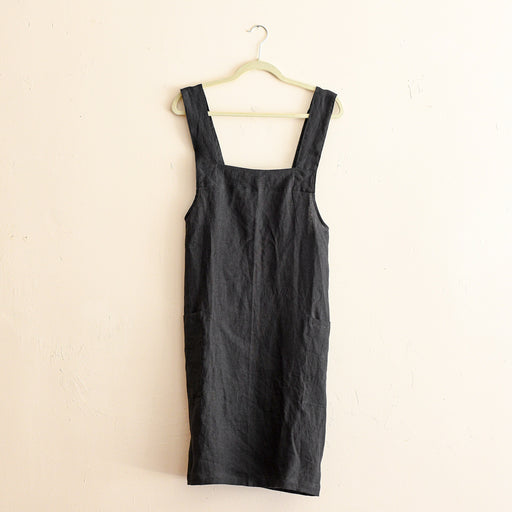 Linen pinafore apron in black.